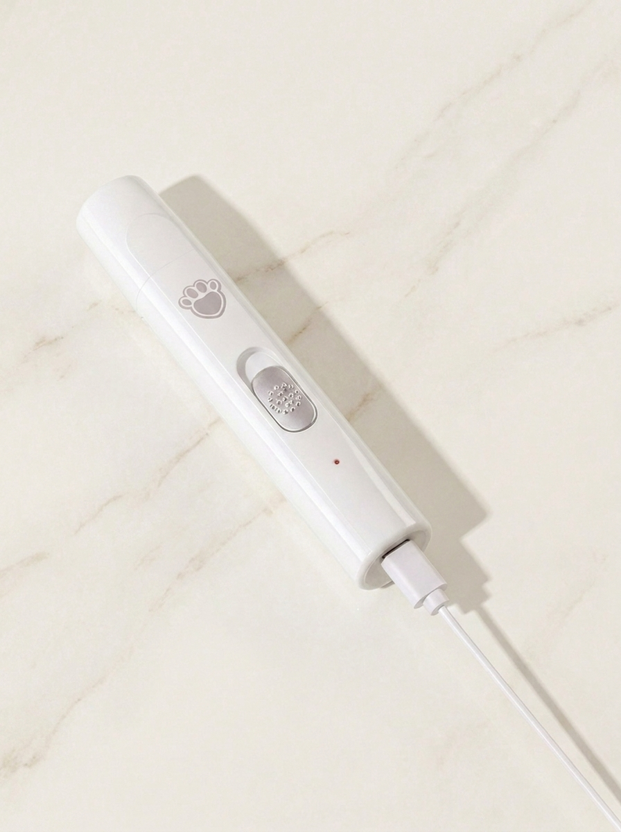 Detalle de la lima de uñas eléctrica blanca con cable de carga USB